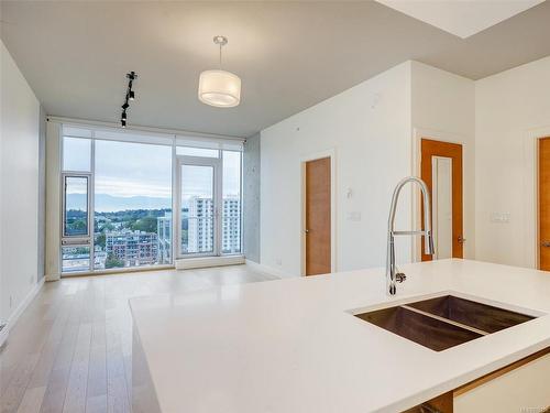 1601-989 Johnson St, Victoria, BC - Indoor Photo Showing Kitchen With Double Sink