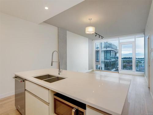 1601-989 Johnson St, Victoria, BC - Indoor Photo Showing Kitchen With Double Sink