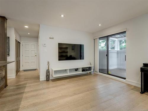 101-141 Bushby St, Victoria, BC - Indoor Photo Showing Living Room