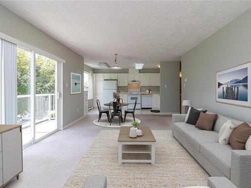 201-321 Mckinstry Rd, Duncan, BC - Indoor Photo Showing Living Room