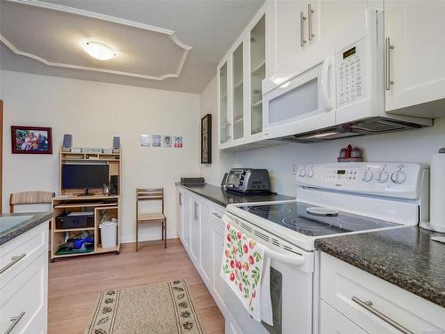 110-2100 Granite St, Oak Bay, BC - Indoor Photo Showing Kitchen