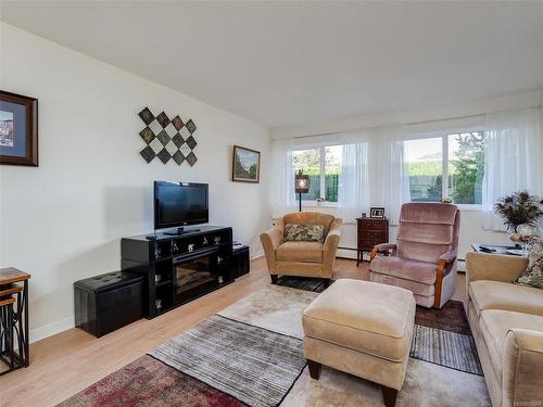 110-2100 Granite St, Oak Bay, BC - Indoor Photo Showing Living Room