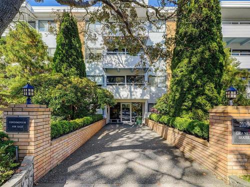 110-2100 Granite St, Oak Bay, BC - Outdoor