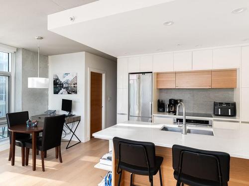 809-989 Johnson St, Victoria, BC - Indoor Photo Showing Kitchen With Stainless Steel Kitchen With Double Sink With Upgraded Kitchen