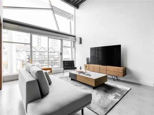 201-1030 Meares St, Victoria, BC - Indoor Photo Showing Living Room