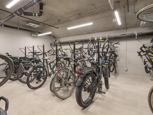 218-960 Reunion Ave, Langford, BC - Indoor Photo Showing Garage