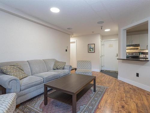 209-73 Gorge Rd West, Saanich, BC - Indoor Photo Showing Living Room