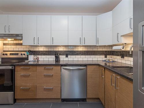 209-73 Gorge Rd West, Saanich, BC - Indoor Photo Showing Kitchen With Upgraded Kitchen