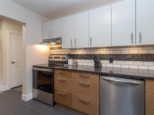 209-73 Gorge Rd West, Saanich, BC - Indoor Photo Showing Kitchen