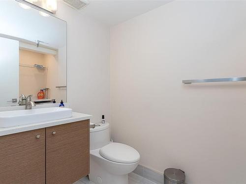 209-73 Gorge Rd West, Saanich, BC - Indoor Photo Showing Bathroom