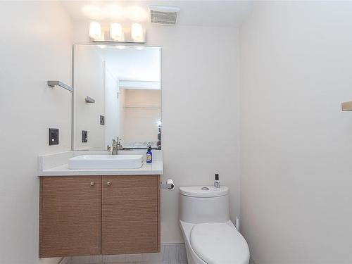 209-73 Gorge Rd West, Saanich, BC - Indoor Photo Showing Bathroom