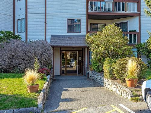 209-73 Gorge Rd West, Saanich, BC - Outdoor