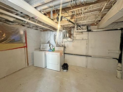 96 Front Street, Nipigon, ON - Indoor Photo Showing Laundry Room