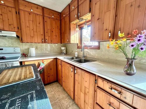 4322 Yellowhead Hwy, Barriere, BC - Indoor Photo Showing Kitchen With Double Sink