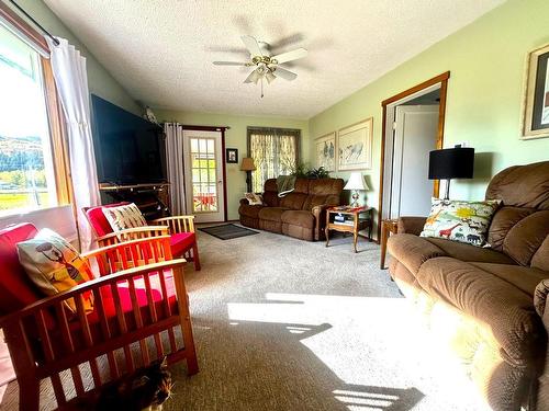 4322 Yellowhead Hwy, Barriere, BC - Indoor Photo Showing Living Room