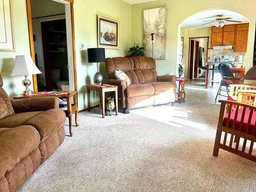 4322 Yellowhead Hwy, Barriere, BC - Indoor Photo Showing Living Room