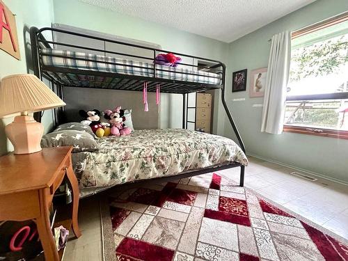 4322 Yellowhead Hwy, Barriere, BC - Indoor Photo Showing Bedroom