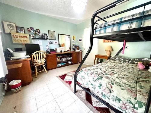 4322 Yellowhead Hwy, Barriere, BC - Indoor Photo Showing Bedroom