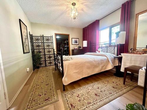 4322 Yellowhead Hwy, Barriere, BC - Indoor Photo Showing Bedroom