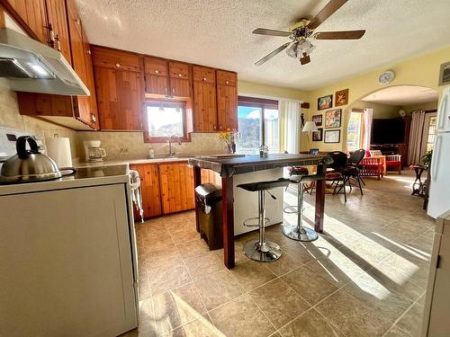 4322 Yellowhead Hwy, Barriere, BC - Indoor Photo Showing Kitchen