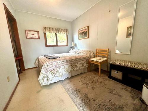 4322 Yellowhead Hwy, Barriere, BC - Indoor Photo Showing Bedroom