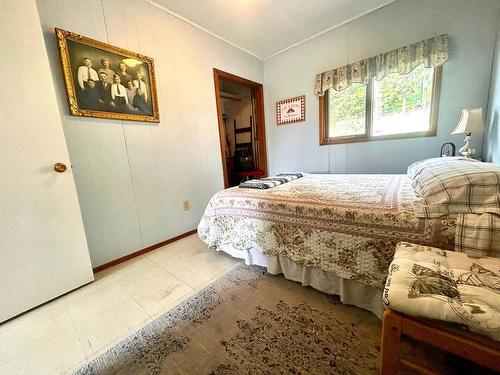 4322 Yellowhead Hwy, Barriere, BC - Indoor Photo Showing Bedroom