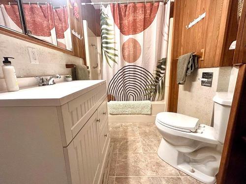 4322 Yellowhead Hwy, Barriere, BC - Indoor Photo Showing Bathroom