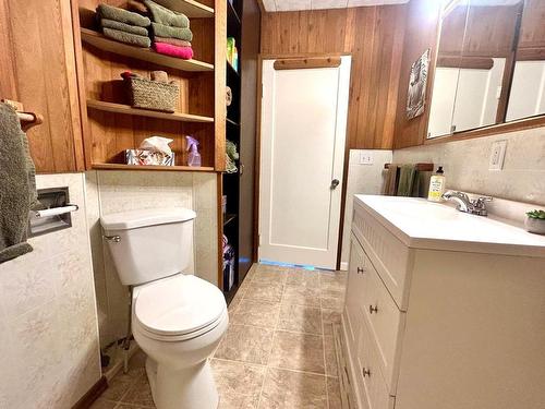 4322 Yellowhead Hwy, Barriere, BC - Indoor Photo Showing Bathroom