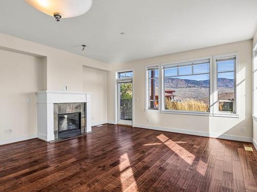 40-175 Holloway Drive, Kamloops, BC - Indoor Photo Showing Living Room With Fireplace