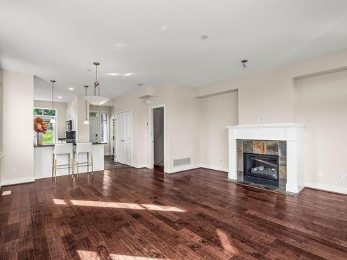 40-175 Holloway Drive, Kamloops, BC - Indoor Photo Showing Living Room With Fireplace