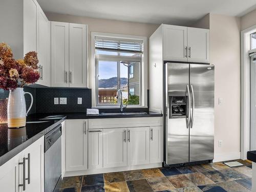 40-175 Holloway Drive, Kamloops, BC - Indoor Photo Showing Kitchen With Double Sink