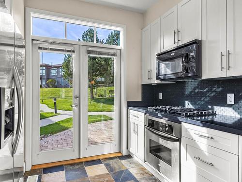 40-175 Holloway Drive, Kamloops, BC - Indoor Photo Showing Kitchen With Upgraded Kitchen