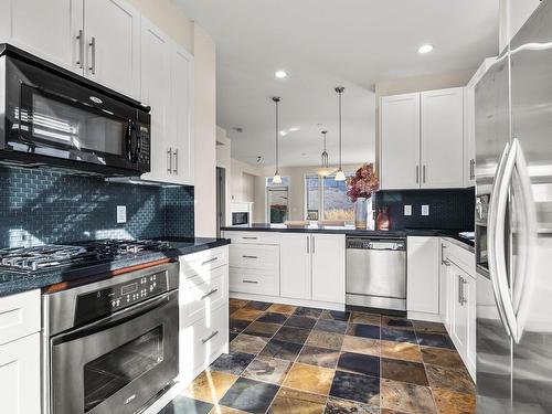 40-175 Holloway Drive, Kamloops, BC - Indoor Photo Showing Kitchen With Upgraded Kitchen