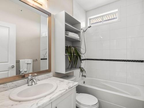 40-175 Holloway Drive, Kamloops, BC - Indoor Photo Showing Bathroom