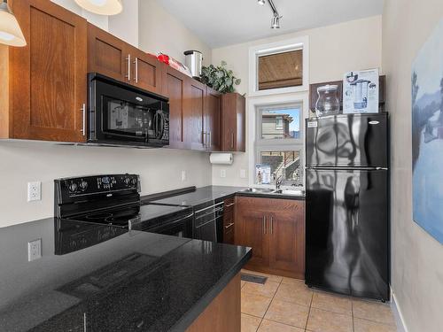 40-175 Holloway Drive, Kamloops, BC - Indoor Photo Showing Kitchen With Double Sink