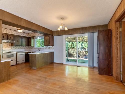 3330 Westsyde Rd, Kamloops, BC - Indoor Photo Showing Kitchen