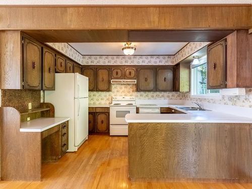 3330 Westsyde Rd, Kamloops, BC - Indoor Photo Showing Kitchen With Double Sink