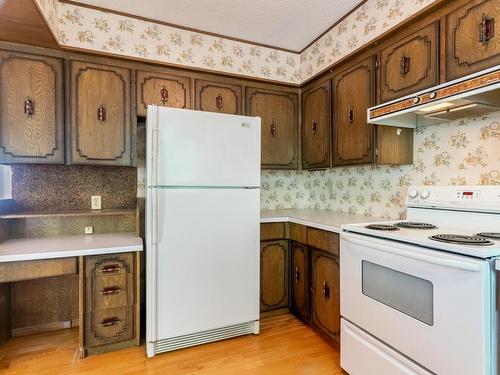 3330 Westsyde Rd, Kamloops, BC - Indoor Photo Showing Kitchen