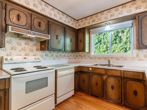 3330 Westsyde Rd, Kamloops, BC - Indoor Photo Showing Kitchen With Double Sink