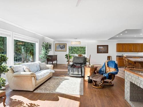 6394 Barnhartvale Road, Kamloops, BC - Indoor Photo Showing Living Room