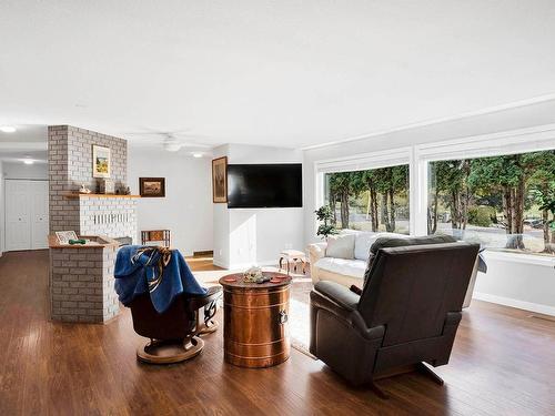 6394 Barnhartvale Road, Kamloops, BC - Indoor Photo Showing Living Room