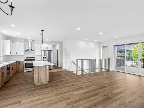 240 Holloway Drive, Kamloops, BC - Indoor Photo Showing Kitchen With Upgraded Kitchen