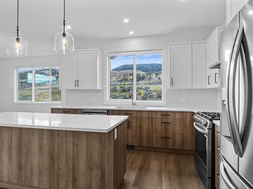 240 Holloway Drive, Kamloops, BC - Indoor Photo Showing Kitchen With Upgraded Kitchen