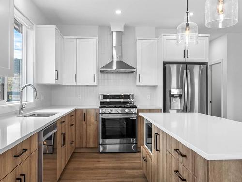 240 Holloway Drive, Kamloops, BC - Indoor Photo Showing Kitchen With Upgraded Kitchen