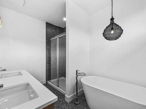 240 Holloway Drive, Kamloops, BC - Indoor Photo Showing Bathroom