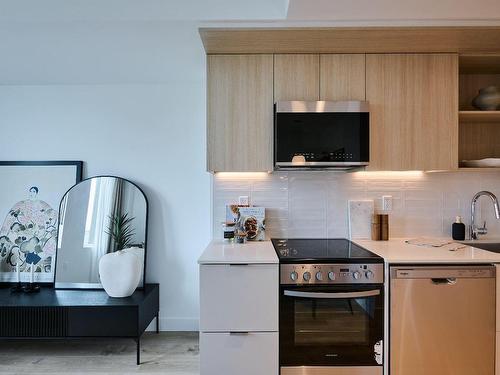 Kitchen - 1203-997 Rue De La Commune O., Montréal (Ville-Marie), QC - Indoor Photo Showing Kitchen With Upgraded Kitchen