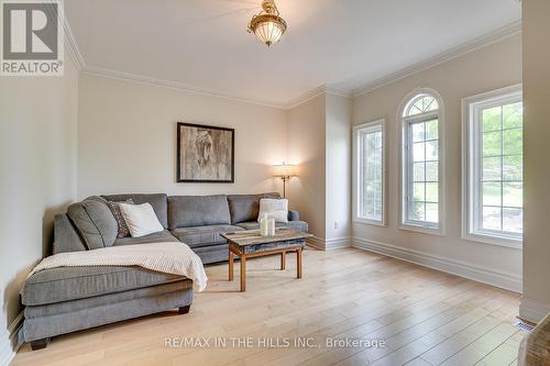 15316 Mount Wolfe Road, Caledon, ON - Indoor Photo Showing Living Room