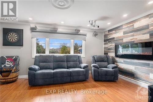 35 Elgin Street N, Athens, ON - Indoor Photo Showing Living Room