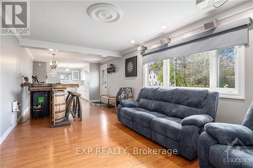 35 Elgin Street N, Athens, ON - Indoor Photo Showing Living Room