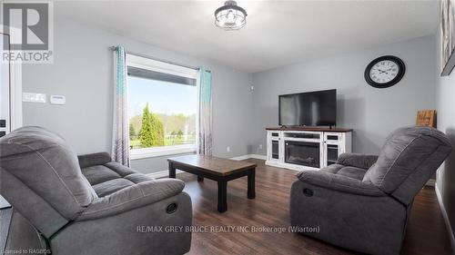 116 Patterson Parkway, Georgian Bluffs, ON - Indoor Photo Showing Living Room